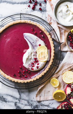 Granatapfel Tarte mit Hibiskus, Zitronen und Mandeln Mehl Kruste. Glutenfrei. Stockfoto