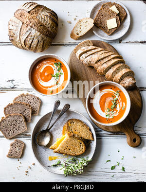 Tomaten Suppe, Brot, und gegrilltes Käsesandwich Stockfoto