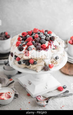 Kakao Creme Pavlova Kuchen mit Baiser und Schokolade mit frischen Früchten garniert. Stockfoto