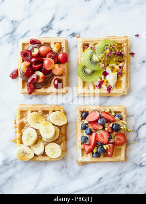 Süße Waffeln mit Obst Toppings Stockfoto