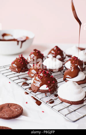 Nieselregen geschmolzene Schokolade auf Marshmallow Teacakes Stockfoto