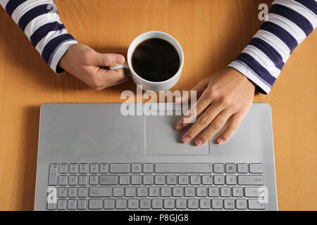 In der Nähe von Frau mit Kaffee arbeiten an einem Computer. Stockfoto