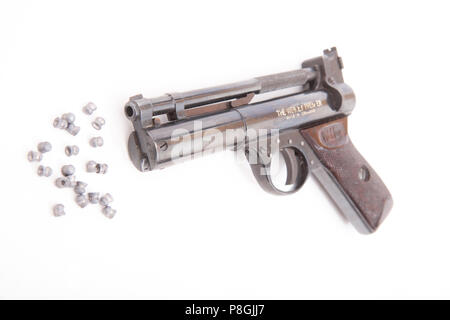 Ein einzelnes Sammlerstück Webley & Scott Premier Frühling powered Kaliber .22 Luftpistole und Pellets aus einer Sammlung. Auf weißem Hintergrund fotografiert. N Stockfoto