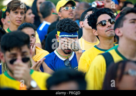 Wm - Juli 6, 2018: Besorgt brasilianischen Fußball-Fans sehen Sie ein phasentelecast der Partie zwischen Brasilien und Belgien in Rio de Janeiro Stockfoto