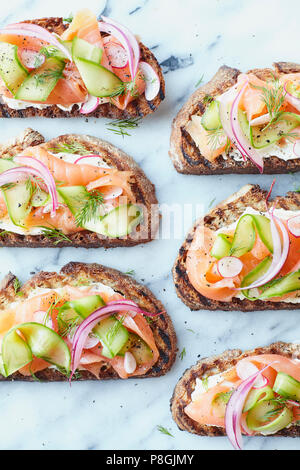 Räucherlachs und Cucmber Sandwiches auf Marmor Stockfoto