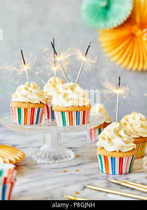 Partei Cupcakes mit Wunderkerzen Stockfoto