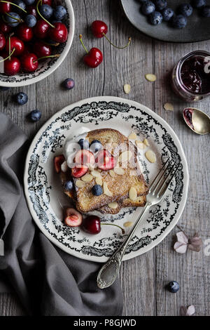 Frühstückstisch. French Toast und frische Früchte, Ansicht von oben Stockfoto