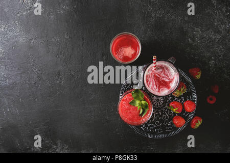 Drei verschiedene rote Früchte berry Wassermelone, Erdbeere, Himbeere, Granatapfel Cocktails oder Smoothies in Gläsern mit crushed Eis, frische Minze, wie arktisc Stockfoto