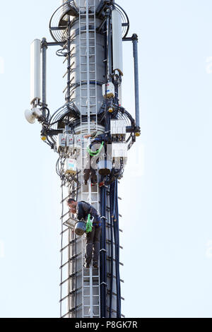 Pfingstberg, Deutschland, Techniker arbeiten an einem Radio mast Stockfoto