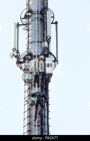 Pfingstberg, Deutschland, Techniker arbeiten an einem Radio mast Stockfoto