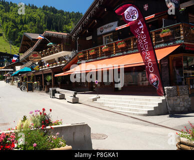 Mathias Sports Shop L'Etale Bar und Restaurant L'Opera Night Club und der Pleney Sessellift in Morzine Haute-Savoie Portes du Soleil Französische Alpen Frankreich Stockfoto