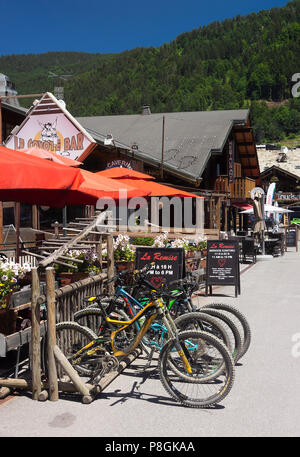 La Remise Restaurant und die Coyote Bar mit Chalet Unterkunft und Pinienwald in Morzine Haute-Savoie Portes du Soleil Frankreich Stockfoto