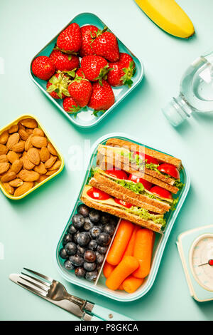 Kreative flach mit gesundem Lunch und Büro- oder Schulartikel auf Pastellfarben Hintergrund Stockfoto