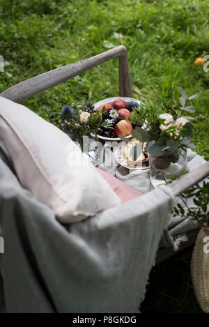 Kuchen und Obst im Sommergarten Stockfoto