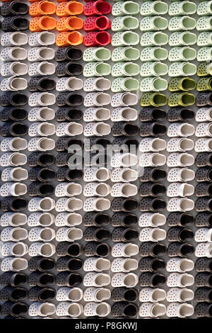 Eine abstrakte Darstellung der Miniatur Crocs am Eingang des Croc Store auf der West 34th Street in Manhattan, New York City. Stockfoto