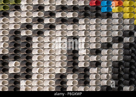 Eine abstrakte Darstellung der Miniatur Crocs am Eingang des Croc Store auf der West 34th Street in Manhattan, New York City. Stockfoto