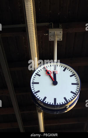 Berlin, Deutschland, Uhr zeigt fünf Minuten vor Zwoelf Stockfoto