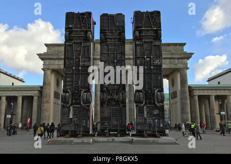 Berlin, Deutschland, anti-Krieg Skulptur Denkmal von der Deutsch-syrischen artist Manaf Halbouni vor dem Brandenburger Tor Stockfoto