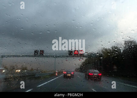 Hannover, Deutschland, schlechte Sichtverhältnisse bei Regen auf der Autobahn Stockfoto