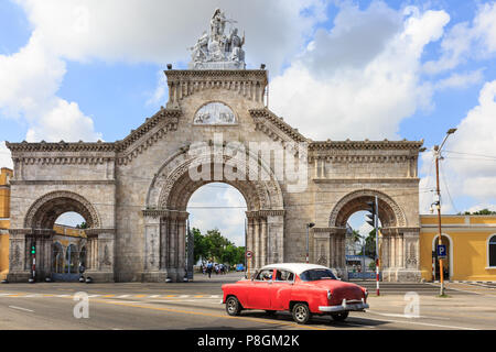 Main Gate Eingang zum berühmten doppelpunkt Friedhof, Cementerio Cristóbal Colón, Vedado, Havanna, Kuba Stockfoto