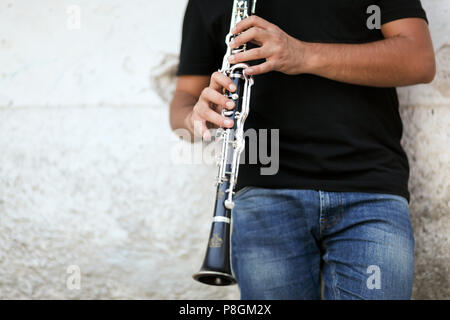 Der Musiker des Clarinetplayers spielt auf der Clar Stockfoto