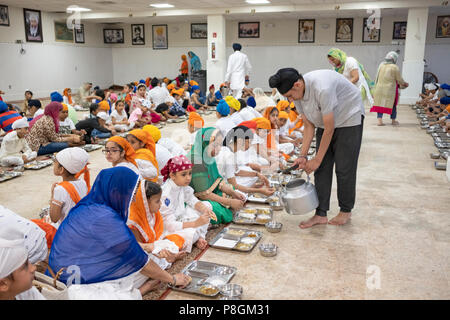 Eine kostenlose vegetarische Mahlzeit im Langar in der Sikh Kulturellen Gesellschaft in Richmond Hill, Queens, New York City serviert. Stockfoto
