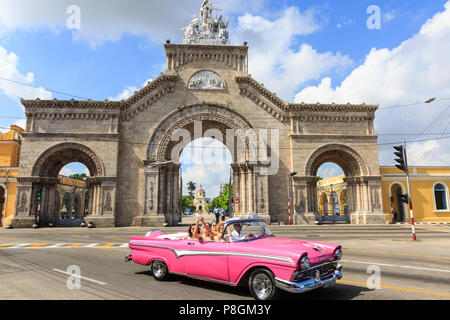 Main Gate Eingang zum berühmten doppelpunkt Friedhof, Cementerio Cristóbal Colón, Vedado, Havanna, Kuba Stockfoto