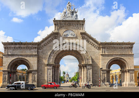 Main Gate Eingang zum berühmten doppelpunkt Friedhof, Cementerio Cristóbal Colón, Vedado, Havanna, Kuba Stockfoto