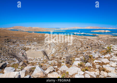 Antike Ruinen auf der Insel Delos in Kykladen, einer der wichtigsten mythologischen, historischen und archäologischen Stätten in Griechenland. Stockfoto