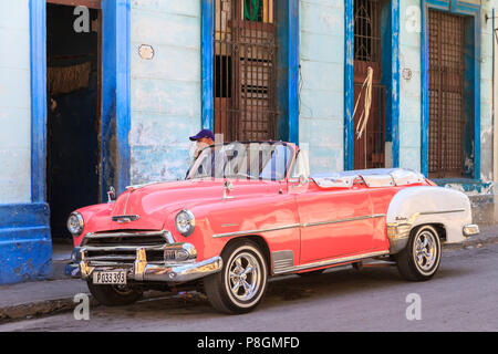 Rosa convertible 1940 Chevrolet Deluxe, street scene in Vedado, Havanna, Kuba Stockfoto