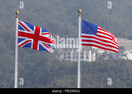 Hongkong, China, Nationale Fahnen von Großbritannien und den Vereinigten Staaten von Amerika Stockfoto
