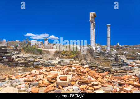 Antike Ruinen auf der Insel Delos in Kykladen, einer der wichtigsten mythologischen, historischen und archäologischen Stätten in Griechenland. Stockfoto