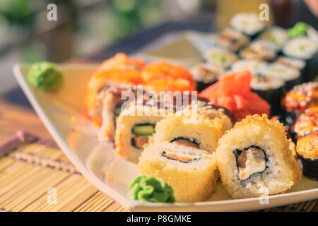 Sushi auf weiße quadratische Platte outdoor Cafe Stockfoto