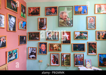 Bilder von Fidel Castro, bei der die örtliche Versammlung Gebäude, Asamblea Nacional del Poder populär in Regla, Havanna, Kuba Stockfoto