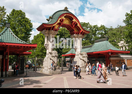 Berlin, Deutschland - Juli 2018: Das Eingangstor (Elefant Tor) Der Berliner Zoo/Tierpark in Berlin, Deutschland Stockfoto