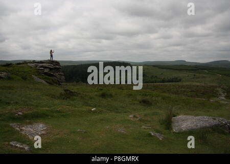 Schöne Frau auf Granit Tor auf dartmoor in der freien Natur Stockfoto