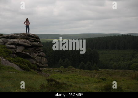 Schöne Frau auf Granit Tor auf dartmoor in der freien Natur Stockfoto