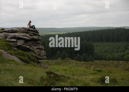 Schöne Frau auf Granit Tor auf dartmoor in der freien Natur Stockfoto