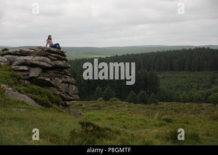 Schöne Frau auf Granit Tor auf dartmoor in der freien Natur Stockfoto