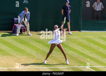 US-amerikanische Tennisspielerin Venus Williams auf Court 1 in einem Spiel während der Wimbledon Championships, All England Lawn Tennis Club, UK Stockfoto