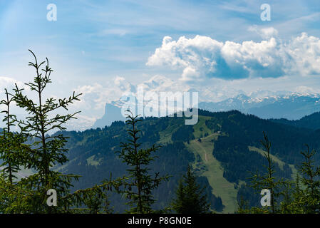 Die schöne Mont Blanc erhebt sich in der Ferne in den Französischen Alpen Haute-Savoie Les Gets Portes du Soleil Frankreich Stockfoto