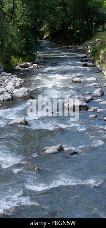 Die Kälte auf der Suche schnell fließenden Wasser des Flusses Dranse in Morzine Haute-Savoie Portes du Soleil Frankreich Stockfoto