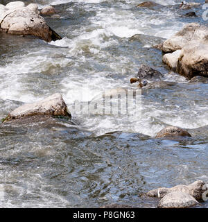 Die Kälte auf der Suche schnell fließenden Wasser des Flusses Dranse in Morzine Haute-Savoie Portes du Soleil Frankreich Stockfoto