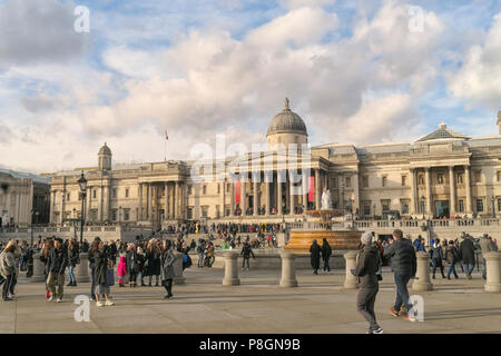 Menschen auf dem Trafalgar Square vor dem bundesweiten Gallery, einem der bedeutendsten Galerien der Welt, London, UK Stockfoto