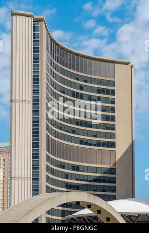Durch Viljo Revell entworfen und 1965 erbaut, Toronto City Hall ist eines der markantesten Wahrzeichen der Stadt. Stockfoto