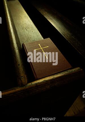 Gesangbuch ruht auf einem antiken Pew in St. Luke's Kirche, Smithfield Virginia Stockfoto