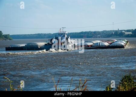 Eine große Diesel Schlepper durch Drücken einer Tain von lastkähnen auf dem Mississippi Fluss in West Memphis, Arkansas Stockfoto