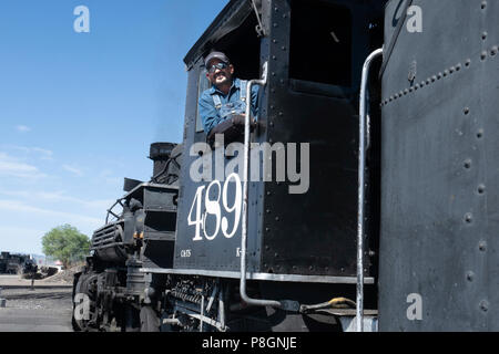 Porträt eines Zuges Ingenieur auf die Cumbres und Toltec Scenic Railroad mit der restaurierte Dampflok 489 posiert, ein K-39 Mikado klasse Lok Stockfoto