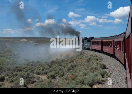 Restaurierte Dampflok 489 auf die Cumbres und Toltec scenic Narrow guage Railway, wenn der Zug Last von Touren durch die Landschaft in neuen Mexi Stockfoto