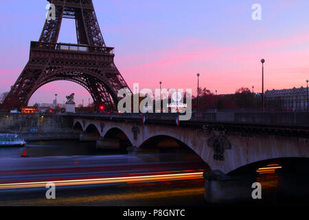 Beste Eiffelturm Foto bei Nacht Landschaft mit Paris City lights Stockfoto